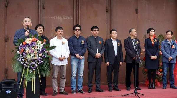 黑龍江省美術(shù)家協(xié)會(huì)秘書長(zhǎng)李振宇主持開(kāi)幕式.jpg