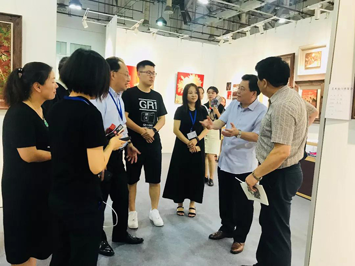 福建省商務(wù)廳廳長吳南翔、廈門市會(huì)展局局長王瓊文一行人參觀蓮福文化漆畫展區(qū).jpg