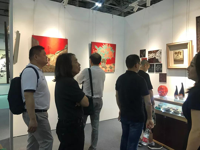 中國漆畫藝委會(huì)主任陳金華一行人參觀蓮福文化漆畫展區(qū).jpg