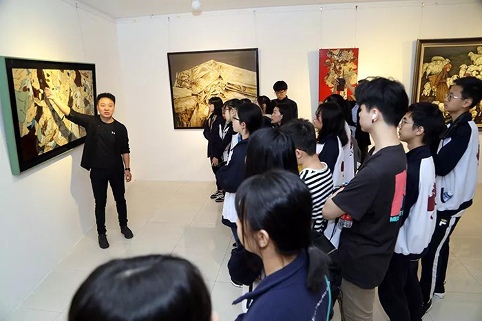 參展藝術(shù)家、華南師范大學(xué)李瑜琪老師為觀眾導(dǎo)覽作品.jpg