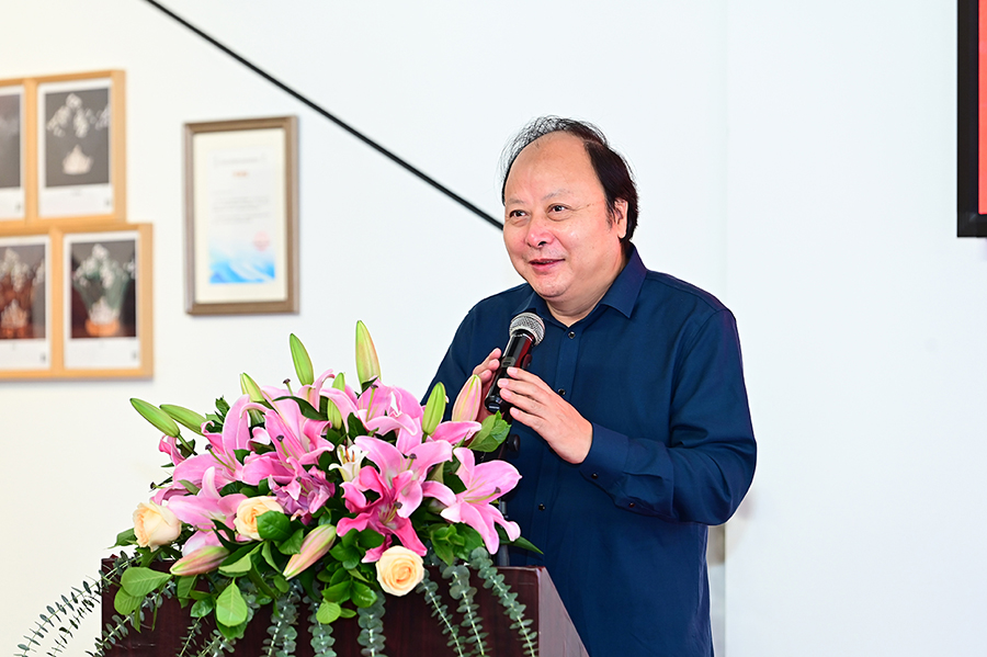 4、展覽的學(xué)術(shù)支持單位代表福建省美術(shù)家協(xié)會副主席、秘書長 趙勝利為展覽開幕式致辭.JPG