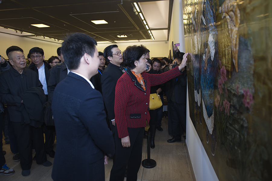 全國(guó)人大常委會(huì)原副委員長(zhǎng)、全國(guó)婦聯(lián)原主席陳至立參觀畫展并與蘇國(guó)偉親切交流.jpg