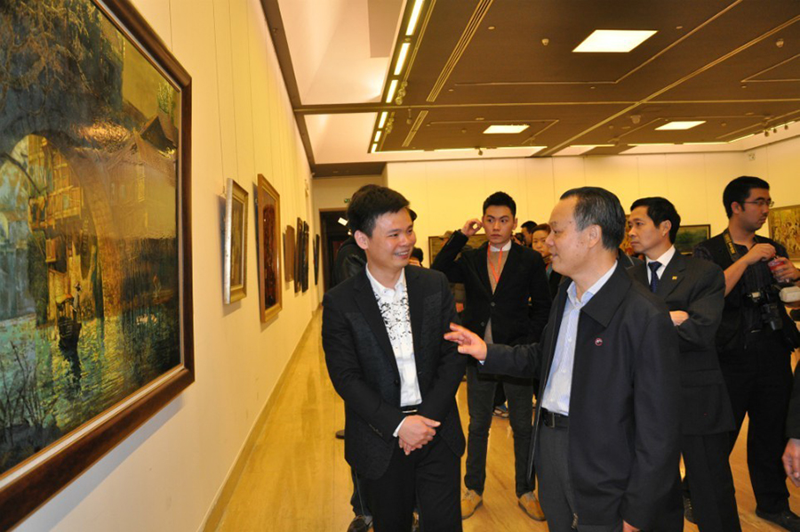 北京大學(xué)原校長(zhǎng)周其鳳參觀蘇國(guó)偉畫展.jpg