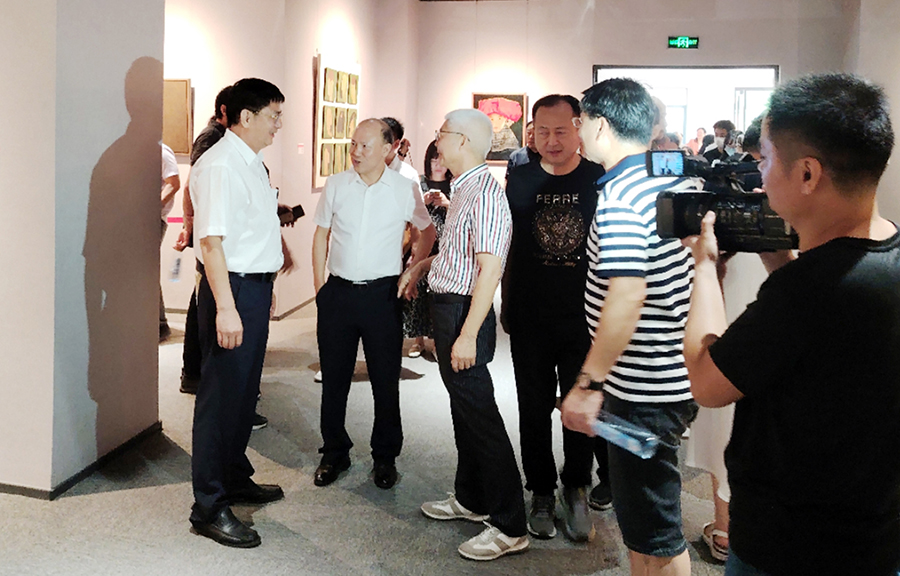 廈門市委宣傳部副部長、二級巡視員彭心安蒞臨展覽現(xiàn)場參觀指導(dǎo)，福州大學(xué)中國漆畫藝術(shù)研究院名譽(yù)院長葉細(xì)致、廈門市蓮福美術(shù)館館長葉水省陪同參觀導(dǎo)覽.jpg